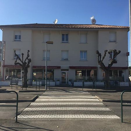 Готель Le Logis Dauphinois Roussillon  Екстер'єр фото