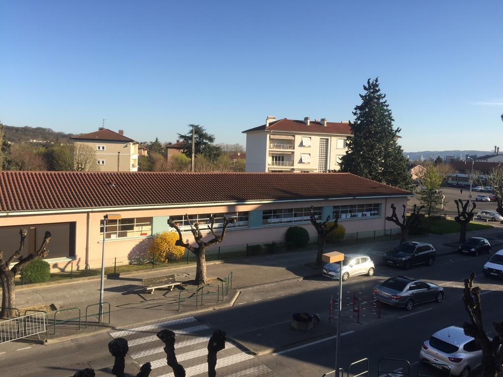 Готель Le Logis Dauphinois Roussillon  Екстер'єр фото