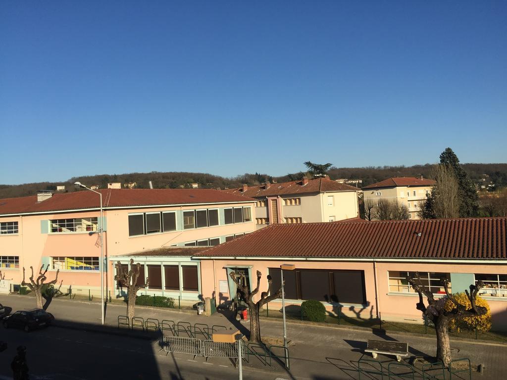Готель Le Logis Dauphinois Roussillon  Екстер'єр фото