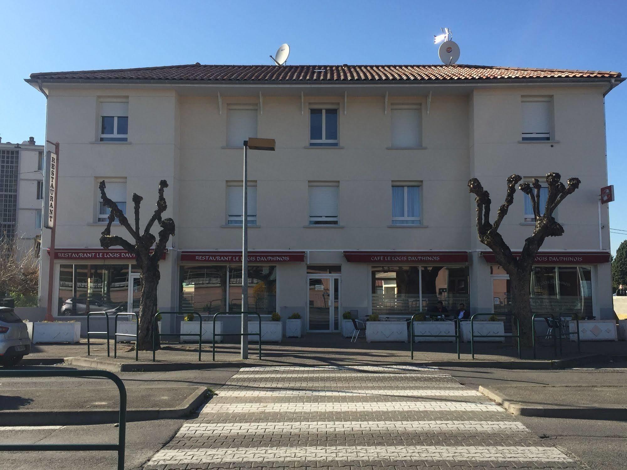 Готель Le Logis Dauphinois Roussillon  Екстер'єр фото