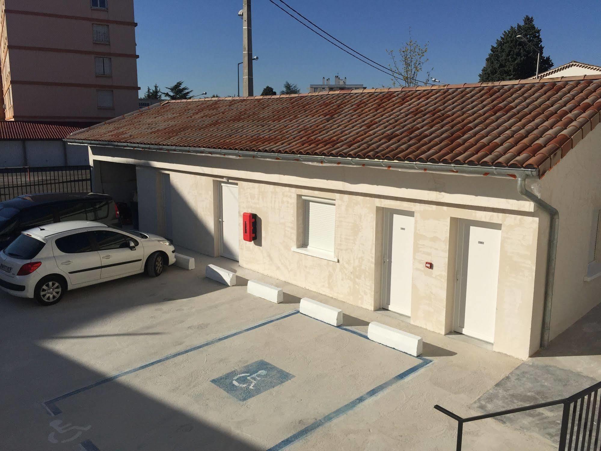Готель Le Logis Dauphinois Roussillon  Екстер'єр фото